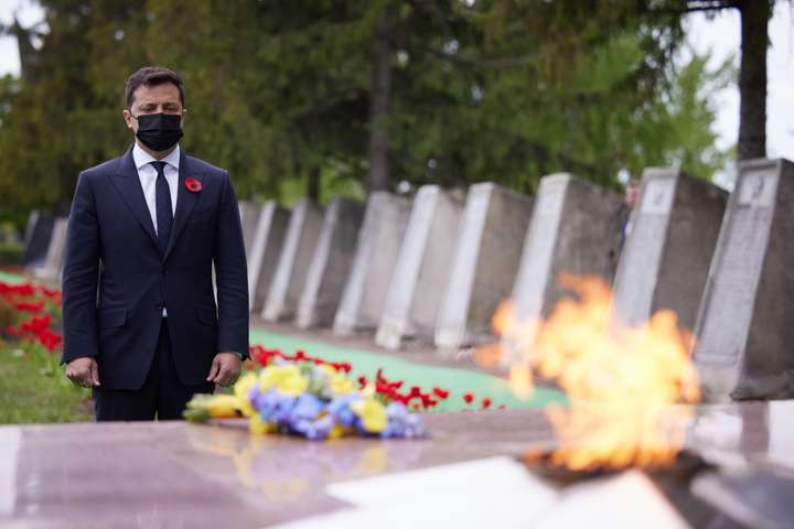 На Луганщині Володимир Зеленський відвідав меморіал «Україна – визволителям»