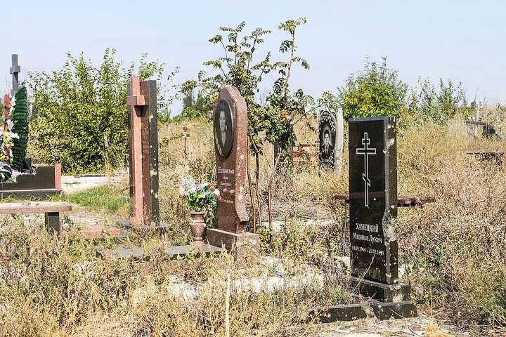 Перед поминальними днями окупанти на Донбасі обстрілюють кладовища – ЗМІ