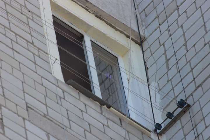 У Львові дворічна дитина випала з вікна восьмого поверху