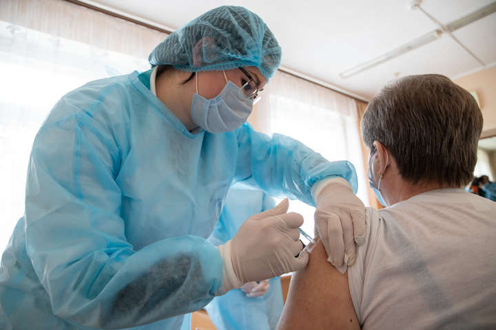 В Україні вакцинували від коронавірусу понад 300 тисяч осіб літнього віку