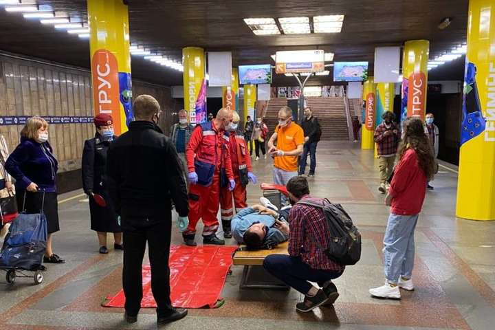 У столичному метро чоловіка врятували небайдужі пасажири (фото)