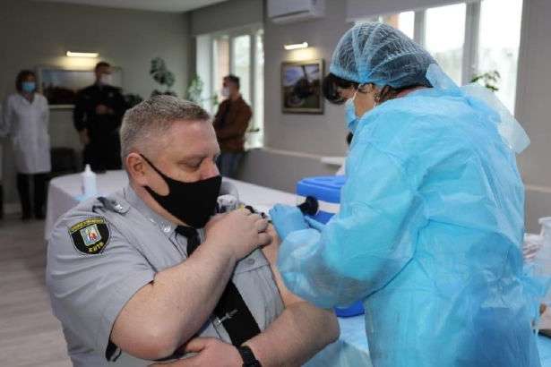Столичні поліцейські почали щеплюватись другою дозою вакцини