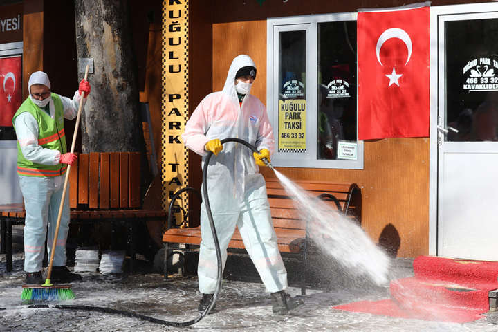 Туреччина послаблює карантинні обмеження, але залишає комендантську годину