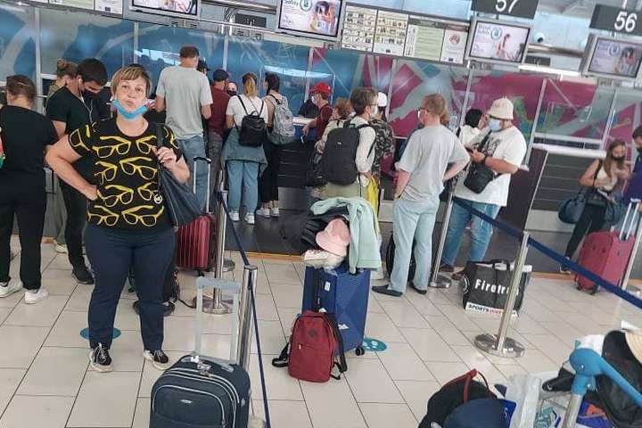Застрягли на Кіпрі. Українські туристи вже два дні не можуть вилетіти додому 