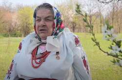 Баба Настя виконала автентичну веснянку
