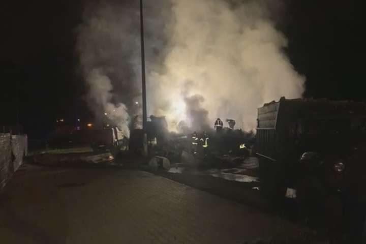 Жахлива ДТП на виїзді з Києва: вантажівка зім’яла легковик і спалахнула (відео)