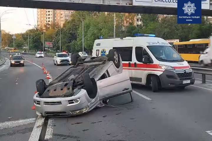 П’яна ДТП у Києві: Chevrolet протаранив Ford і перекинувся (відео)