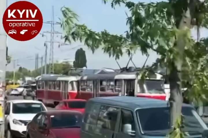 У Києві трамвай зійшов з рейок (відео)