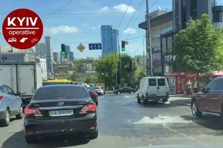 У Києві посеред дороги забив фонтан (відео)