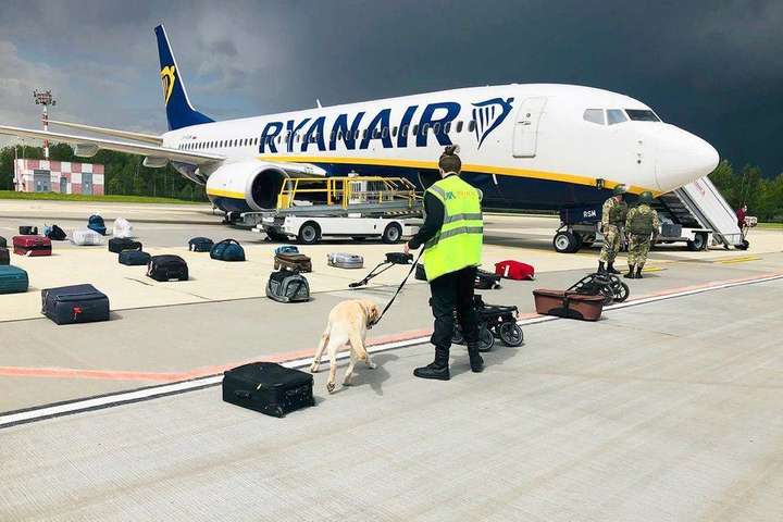 Білорусь оприлюднила стенограму переговорів диспетчера з пілотом Ryanair 