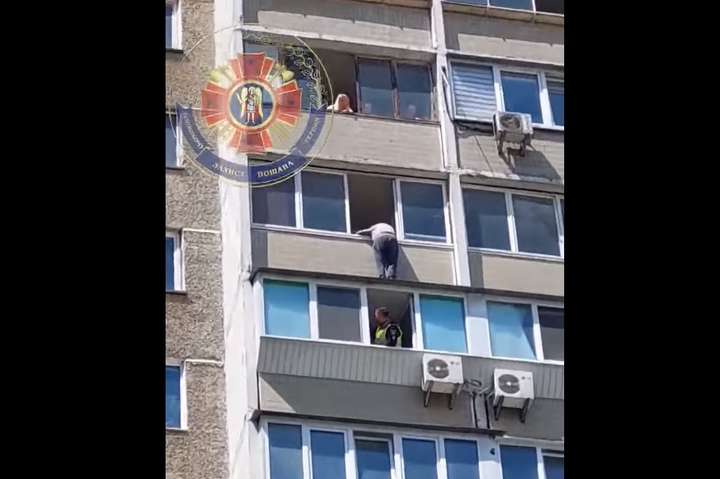 На Позняках з карниза 12 поверху зняли чоловіка (відео)