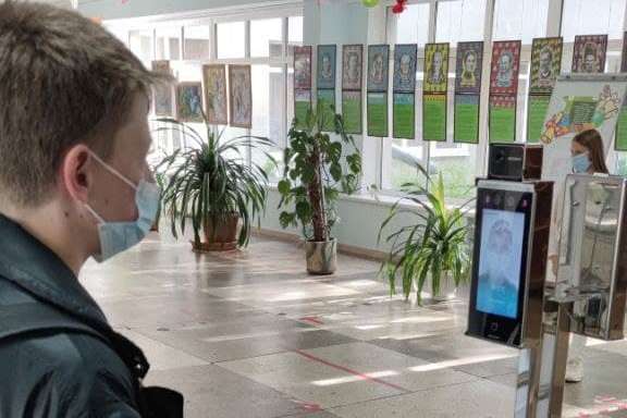 Фейсконтроль і облік учнів. У Києві запустили унікальну систему доступу до шкіл (фото)