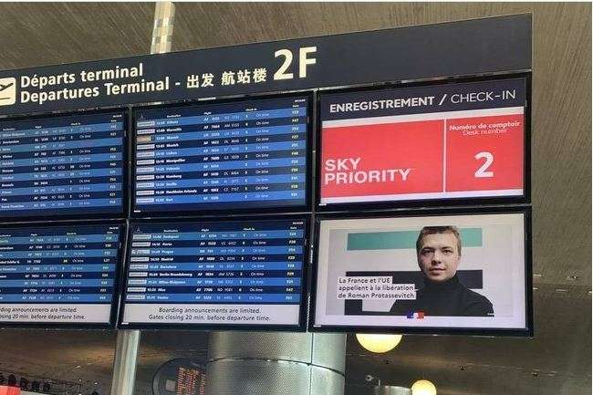 На підтримку білоруса Протасевича паризький аеропорт Шарль де Голль розмістив фото політв'язня