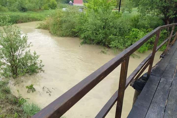 Селам на Буковині загрожує потоп: річка вийшла з берегів (фото)