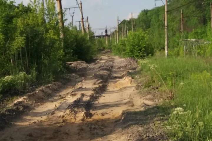 Танками через залізницю: окупанти перекопали у Донецьку колії заради «дороги» на війну