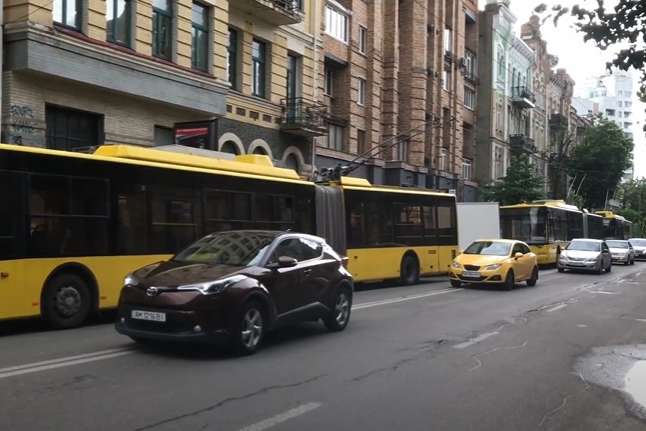 Тролейбусний затор у центрі Києва – «рогаті» зупинилися через ДТП