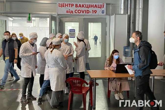 «Організація чудова, комунікація, як завжди...». Експерт розкритикував центр масової вакцинації у Києві 