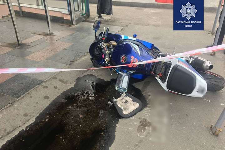 У Києві мотоцикліст після ДТП покинув свого травмованого пасажира на дорозі (фото)