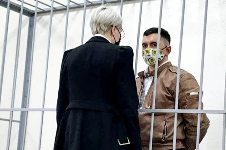 Ручку встромив у горло. У Білорусі політв'язень спробував себе вбити в суді (фото, відео)