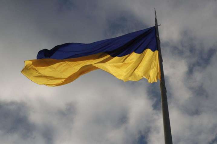У Києві через ураганний вітер приспустили найбільший прапор України 