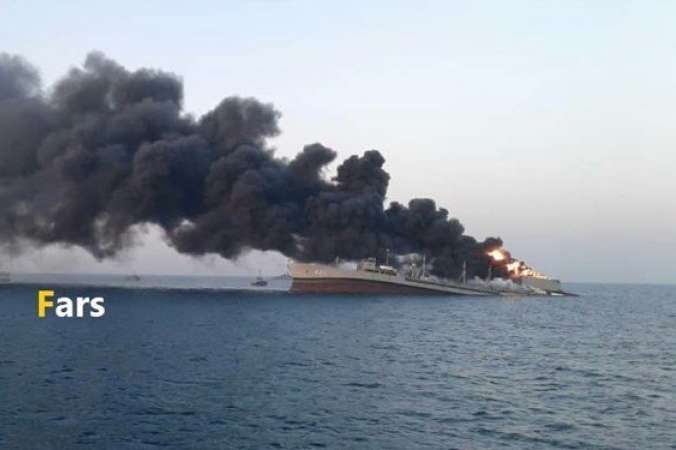 Згоріло і потонуло. В Оманській затоці пішло на дно найбільше судно ВМС Ірану