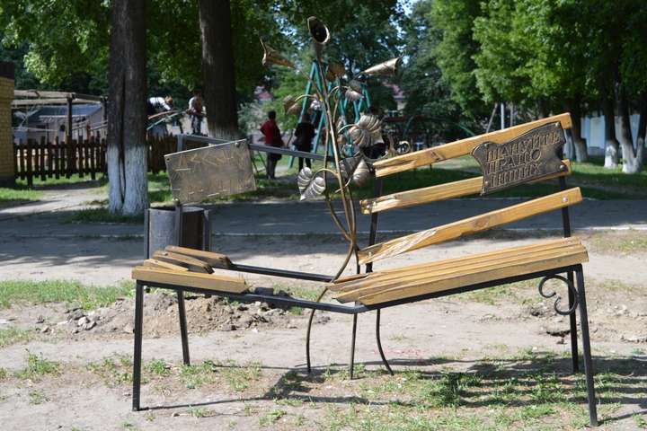 У парку на Київщині встановили унікальні лавочки (фото)