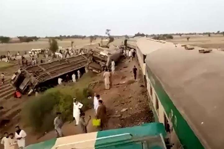 У Пакистані зіштовхнулися два потяги: 30 загиблих