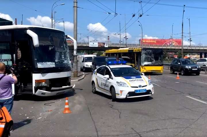 Серйозна ДТП у Києві: зіткнулися два автобуси й вантажівка (відео)