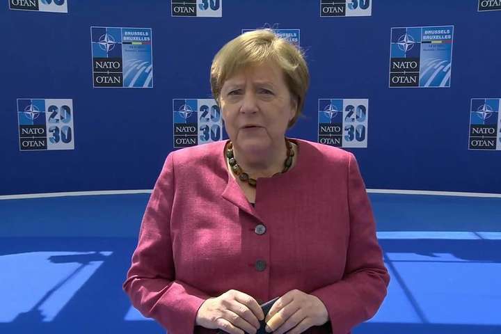 Меркель: на саміті НАТО обговорять ситуацію в Україні, де є «великі виклики»