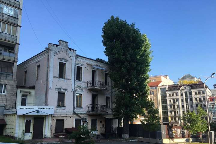 У центрі Києва забудовник почав демонтувати історичну будівлю (фото)