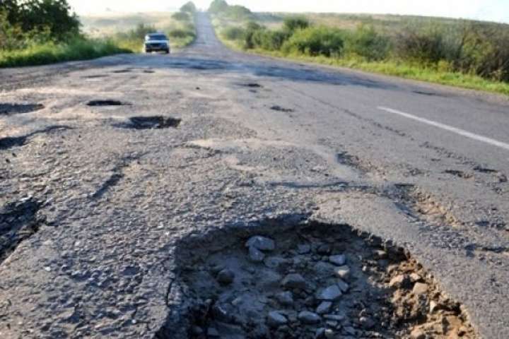 Українці карають «Укравтодор» гривнею за погані дороги