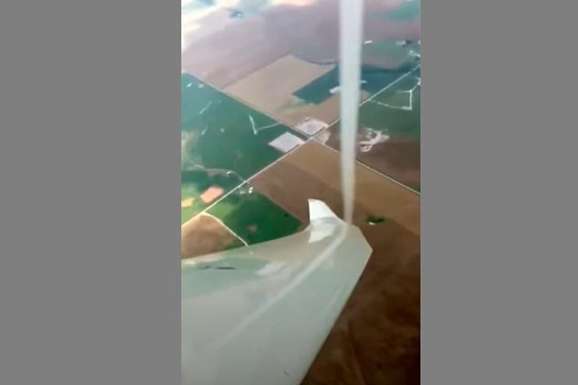 Американський пілот «упіймав» смерч під час польоту (відео)
