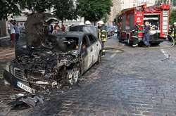 Біля офісу «Нафтогазу» згорів елітний Mercedes (фото)