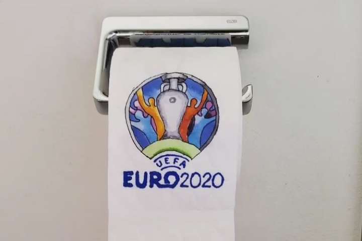 Німецький художник увіковічнив події Євро-2020 на туалетному папері (відео)