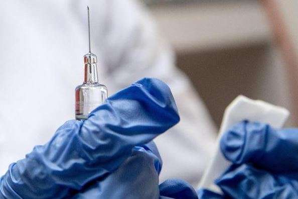 Вакцина закінчилася. У Росії подружжю вкололи фізрозчин замість препарату від коронавірусу (відео)