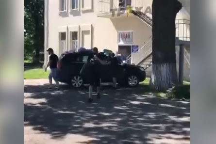 На Харківщині містяни жорстоко помстилися меру (відео)