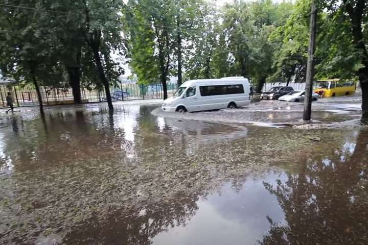 Затоплені під’їзди та авто: у Черкасах розгулялася негода (фото, відео)