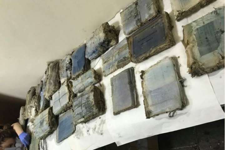 Документи в бідоні. На Тернопільщині викопали архів ОУН (фото)