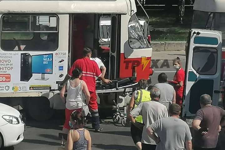 У Харкові зіштовхнулися трамваї, постраждала жінка (фото)