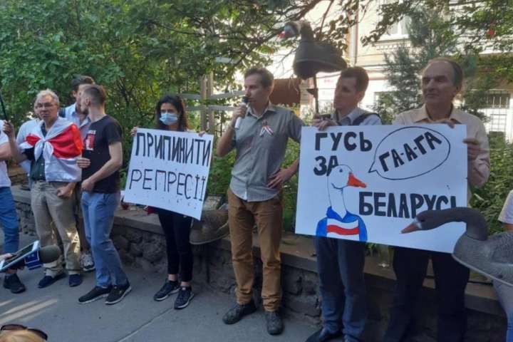 «Гусь за Білорусь». У Києві проходить акція проти репресій режиму Лукашенка