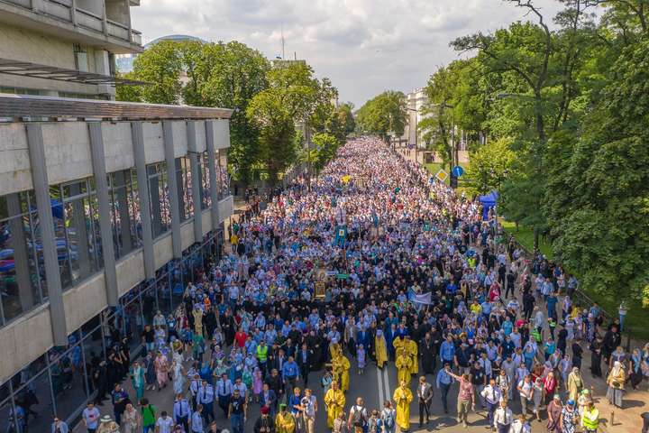 Зеленський розкритикував хресний хід у Києві: «я масок там не бачив»