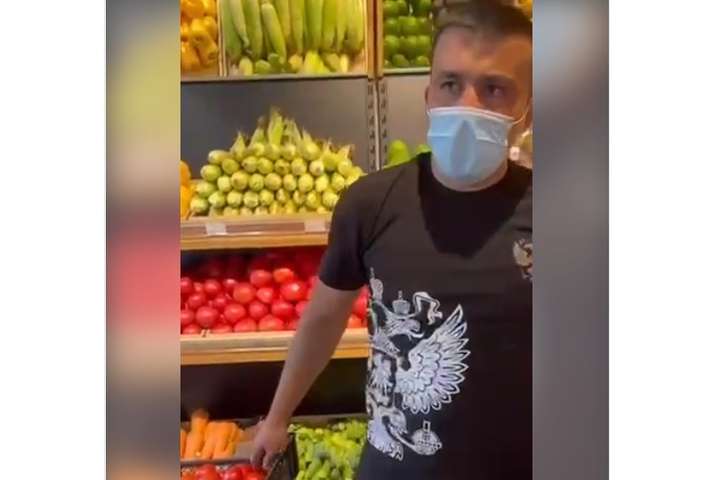 Працівник столичного супермаркету прийшов на роботу у футболці з гербом Росії (відео)