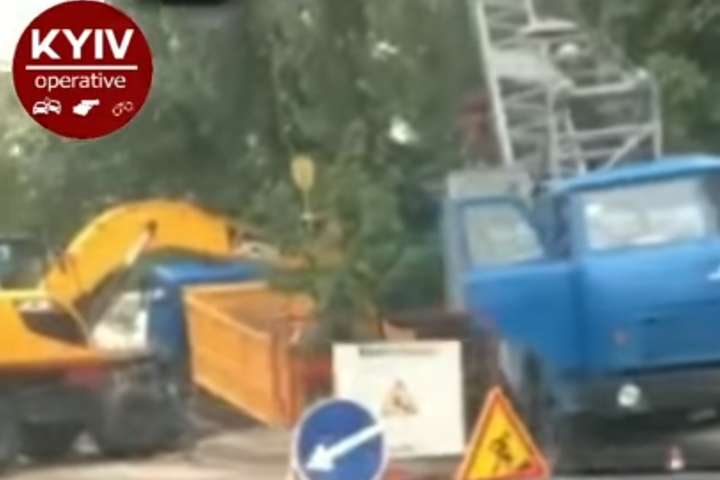 У Києві вантажівка пішла під землю (відео)