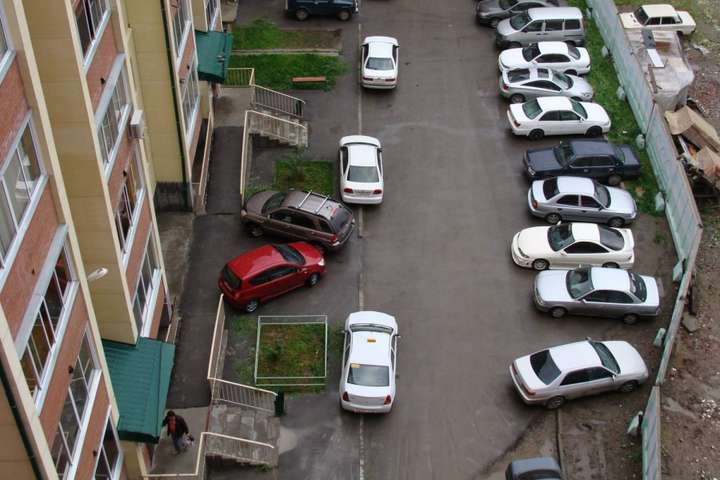 Столична влада розповіла, як планує побороти хаотичне паркування у дворах
