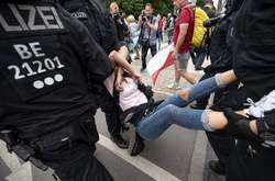 У Берліні відбулися зіткнення ковід-дисидентів із поліцією, сотні затриманих