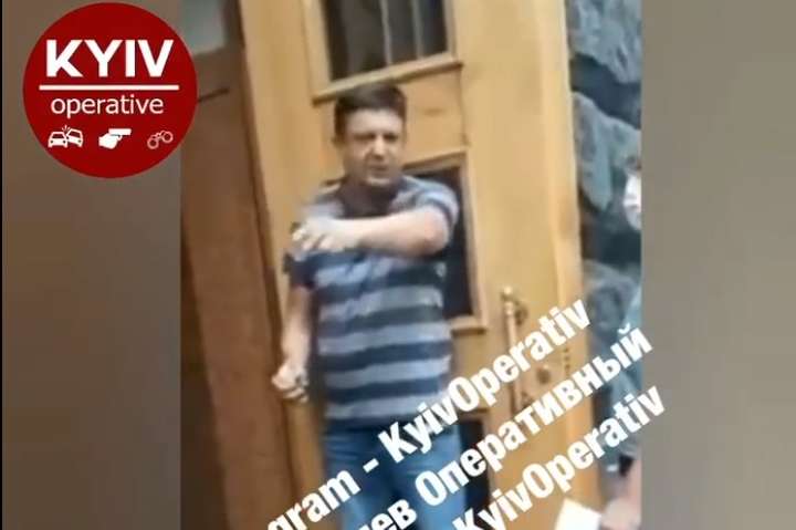 У Кабміні невідомий чоловік погрожує підірвати гранату (відео 18+)