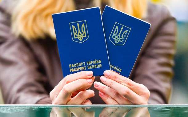 ЄС радить Україні припинити видачу двох закордонних паспортів