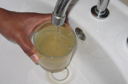 «Київводоканал» запевняє, що жовта вода з-під крана безпечна