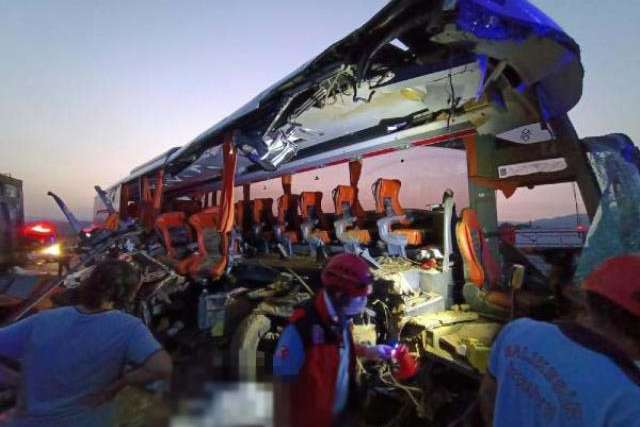 У Туреччині автобус зіткнувся з вантажівкою, є загиблі та десятки постраждалих