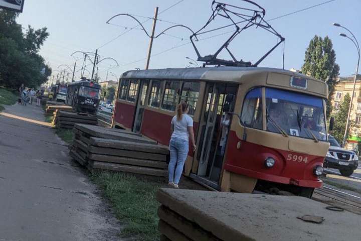 У годину пік у Києві трамвай зійшов з рейок (фото)